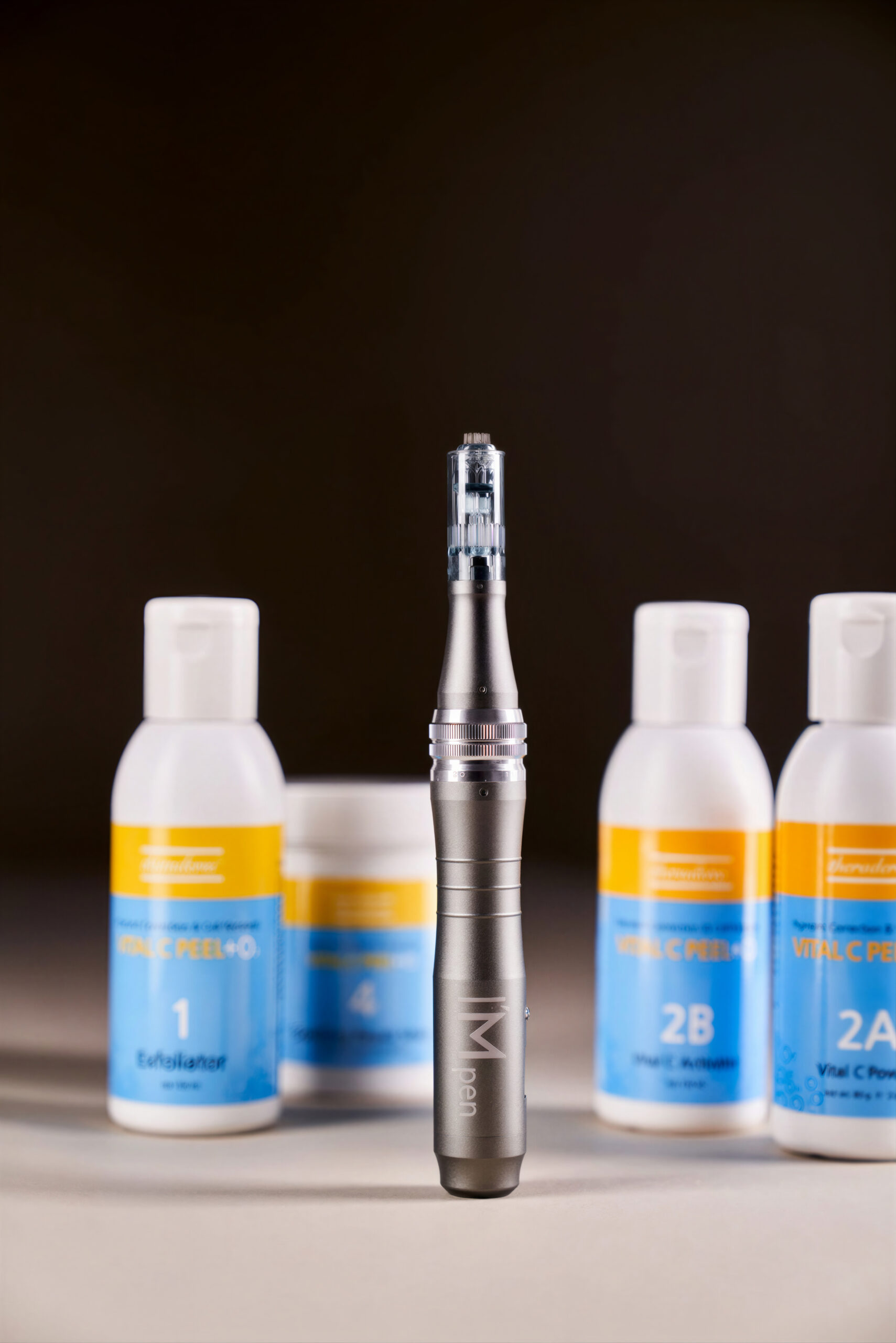 Professionele facial behandeling in een moderne huidkliniek met focus op huidverbetering en bescherming