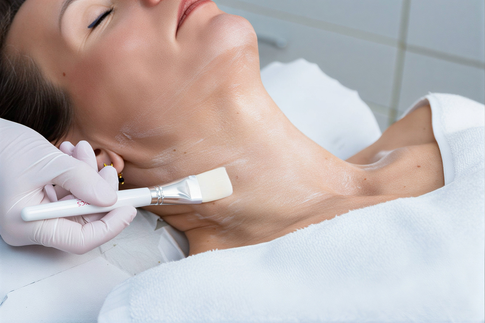 Niet-chirurgische halsbehandeling met focus op huidversteviging en huidverjonging in professionele kliniek